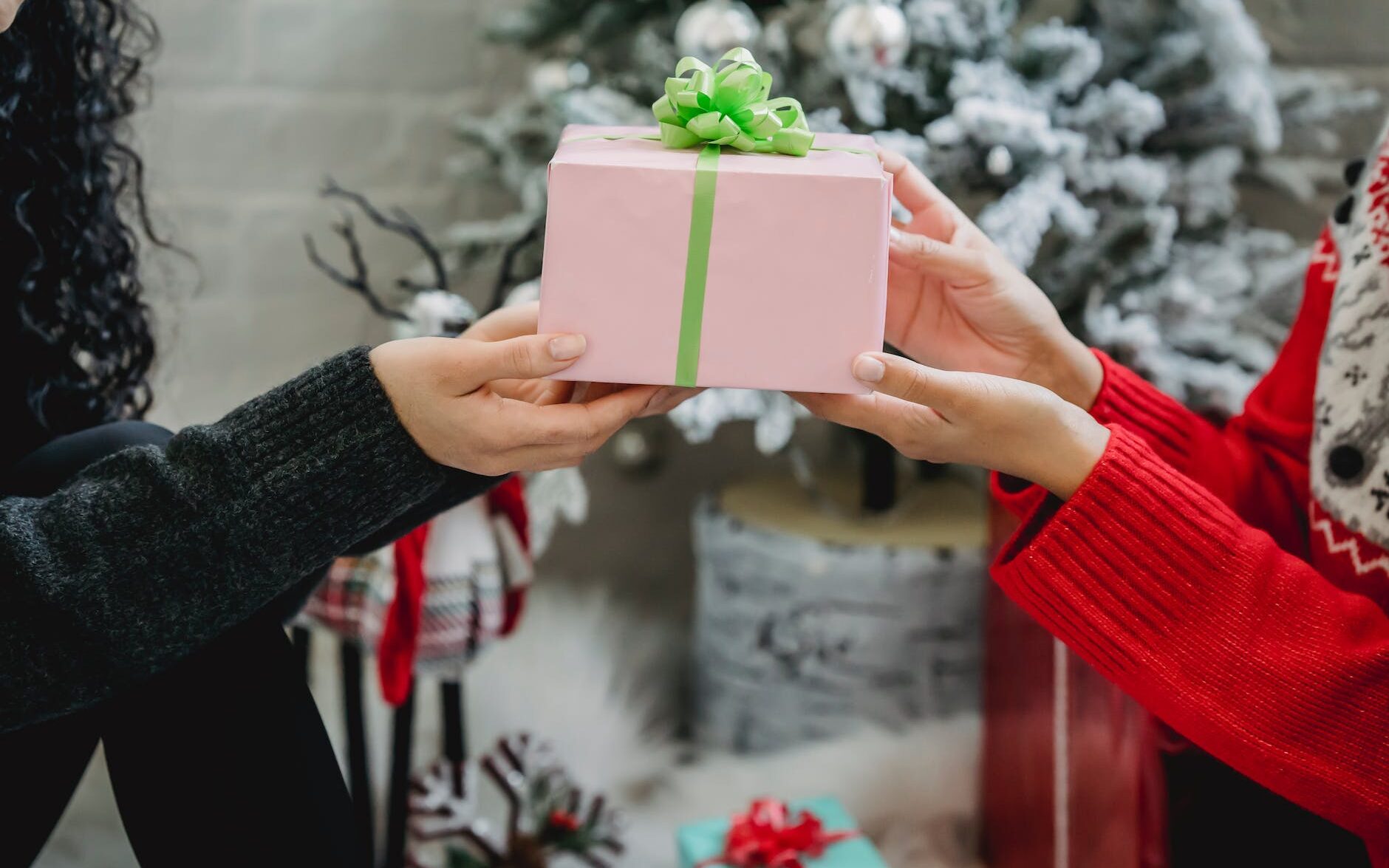 Youtube Channel Par Subscriber Kaise Badhaye, female giving gift box to girlfriend at christmas holiday